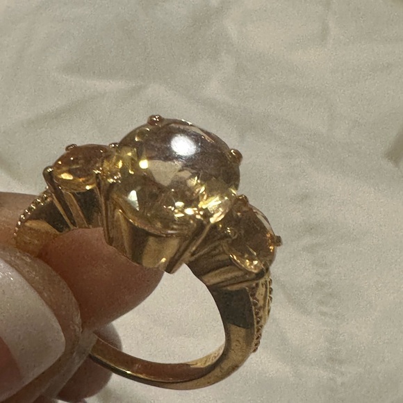 Elegant Gold Ring with Yellow Gemstones - Picture 4 of 12